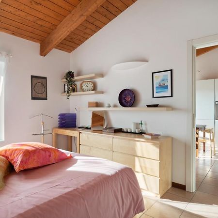 Bright Apartment Como Cavallasca Bagian luar foto