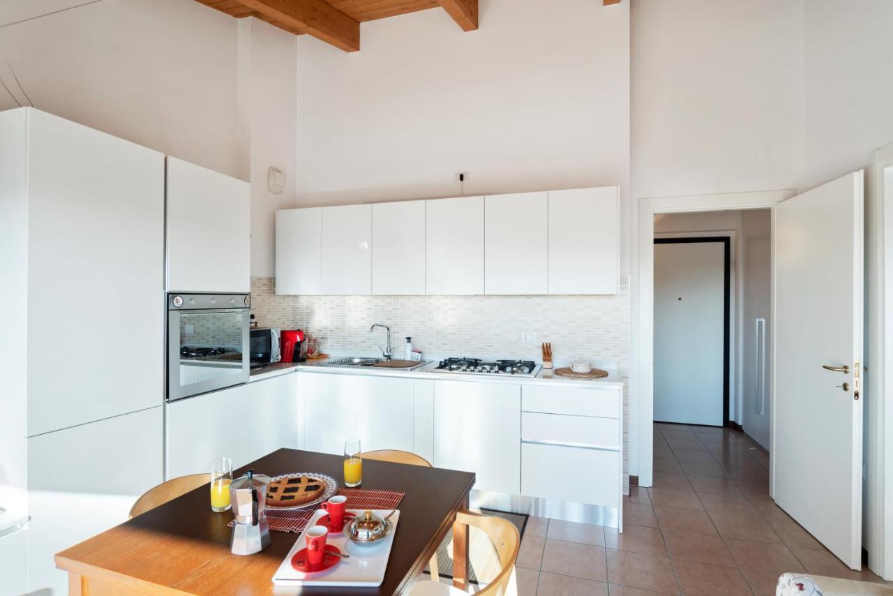 Bright Apartment Como Cavallasca Bagian luar foto